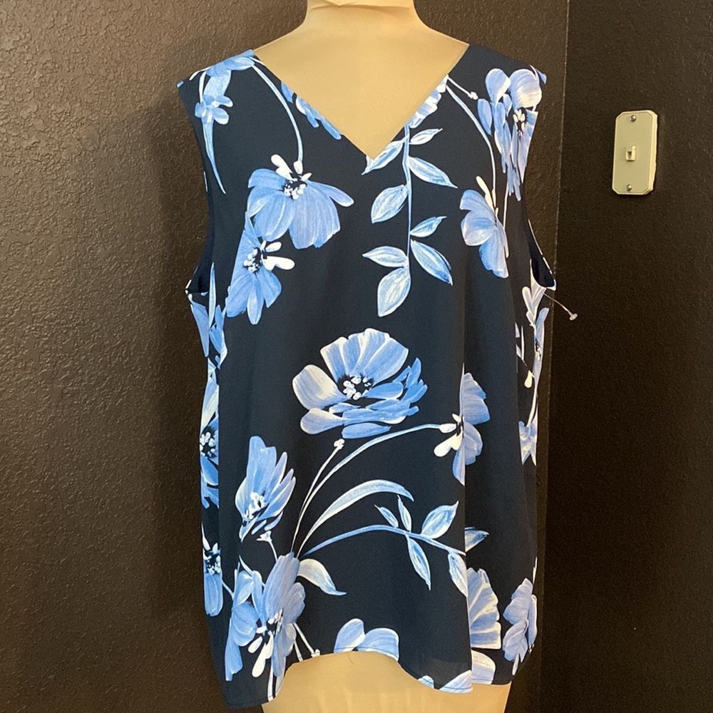 The limited navy and blue floral v‎ neck flowy sleeveless blouse top
